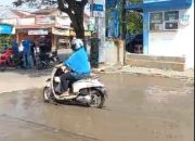 Nekat, Emak-Emak Terobos Coran Basah Dihadapan TNI