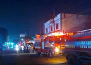 Dua Warung di Depan McDonald’s Warnasari Dilalap Jago Merah