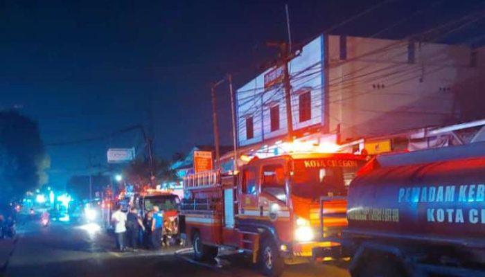 Dua Warung di Depan McDonald’s Warnasari Dilalap Jago Merah