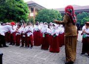 Foto: MPLS SD, Guru Ajak Murid Berkeliling Sekolah