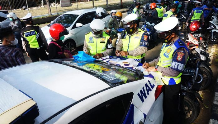 Foto: Dua Pemuda Diduga Bawa Narkoba Saat Razia Lalulintas Gabungan Bersama Dishub