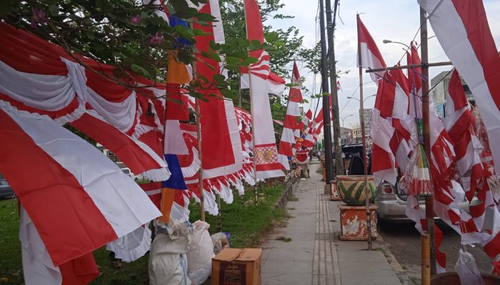Jelang Agustusan, Penjual Bendera dan Umbul-Umbul di Cilegon Sudah Ramai