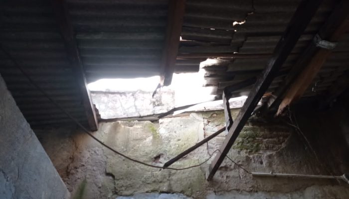 Atap dan Dinding Ambruk, Pemilik Rumah Tinggal dalam Kekhawatiran