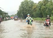 Dihantam Hujan Deras, Jalan Raya Anyer di Ciwandan Banjir. Motor sampe Mogok