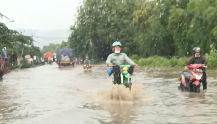 Dihantam Hujan Deras, Jalan Raya Anyer di Ciwandan Banjir. Motor sampe Mogok