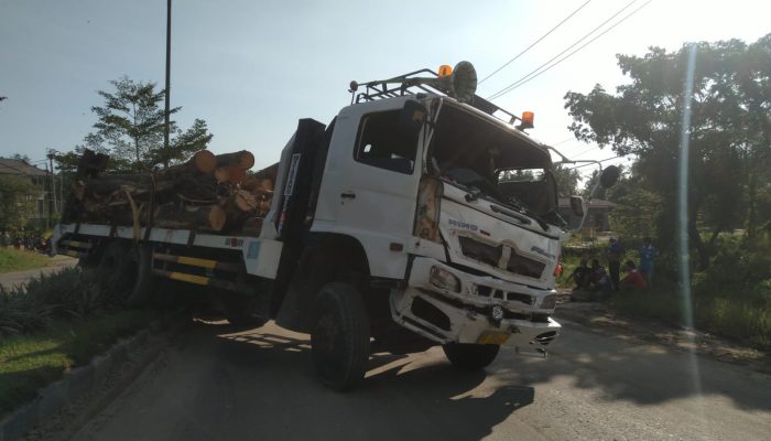 Diduga Rem Blong, Tronton Hantam 3 Kendaraan di JLS