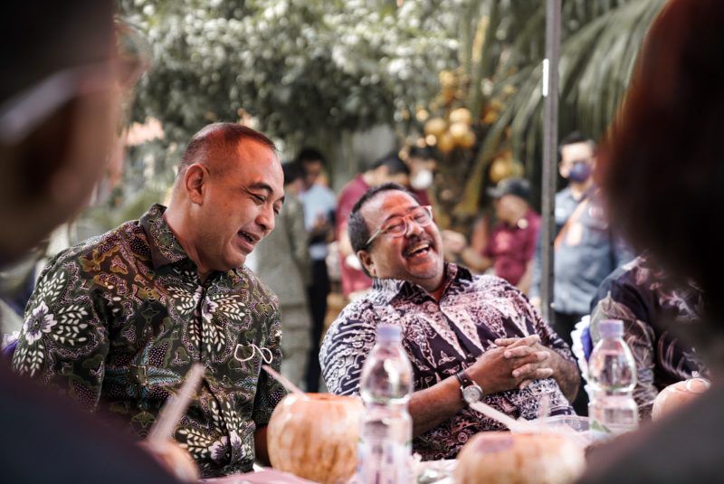 Rano Karno bersama Ahmad Zaki Iskandar tertawa bersama saat duduk di acara UMKM di Kabupaten Tangerang. Dok tim Zaki Iskandar
