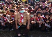 Foto: Aksi Simpatik Patriotik 777 Siswa SD Meremas Botol Plastik