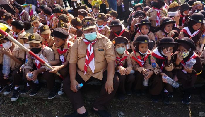 Foto: Aksi Simpatik Patriotik 777 Siswa SD Meremas Botol Plastik