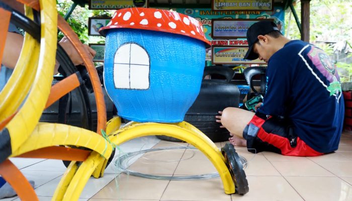 Foto: Warga Manfaatkan Limbah Ban Bekas Bernilai Ekonomis