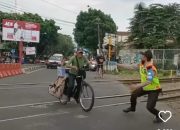 Viral, Kakek Pengayuh Sepeda Hampir Tertabrak Kereta, Warganet: Bikin Deg-degan