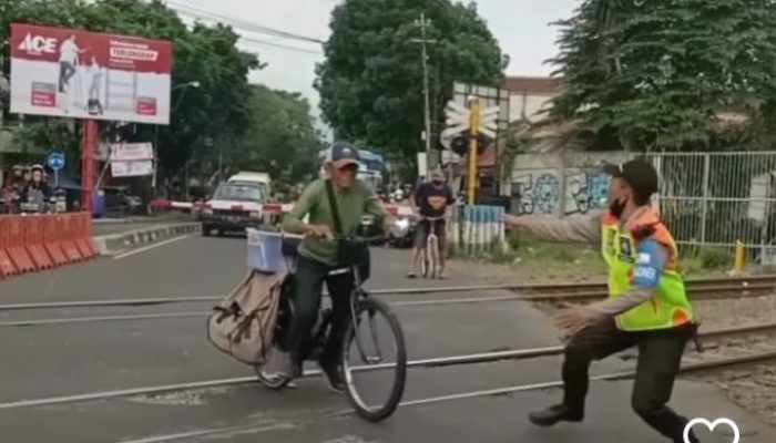 Viral, Kakek Pengayuh Sepeda Hampir Tertabrak Kereta, Warganet: Bikin Deg-degan