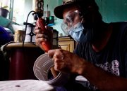 Foto: Perajin Lampu Hias Dari Pipa PVC