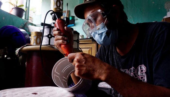 Foto: Perajin Lampu Hias Dari Pipa PVC