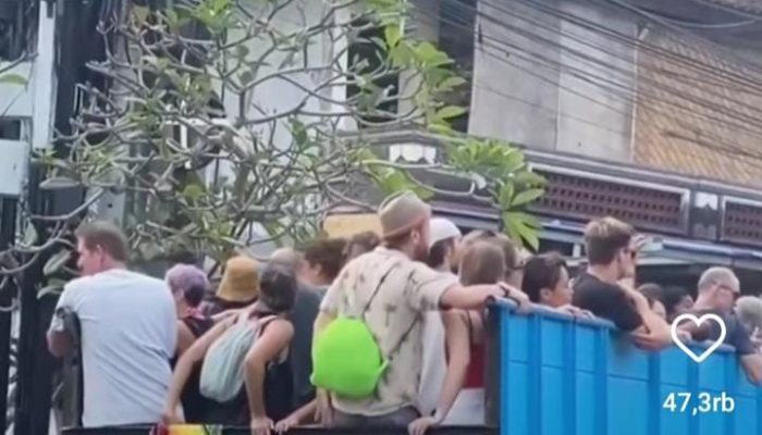 Viral! Rombongan Bule Naik Truk Keliling Bali. Netizen: Kirain Rombongan Hajatan