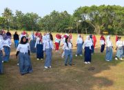 Tampil Pede, Emak-emak Senam Pakai Seragam Sekolah