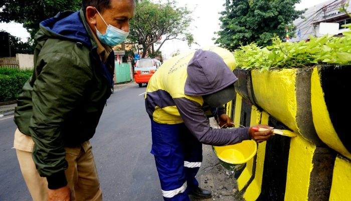 Foto: Pengecatan Sparator Jalan Jelang Penghargaan Adipura