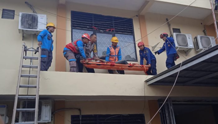 Kuli Bangunan Tersengat Listrik di Gudang Obat Dinkes Cilegon Saat Perbaiki Atap