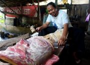 Foto: Perajin Topeng Ondel-Ondel Dari Kayu Bekas
