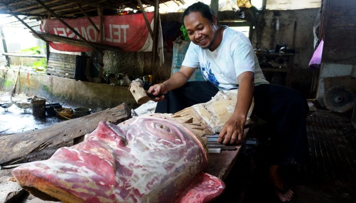 Foto: Perajin Topeng Ondel-Ondel Dari Kayu Bekas