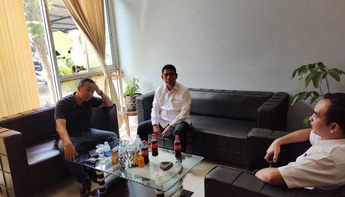 Anggota DPRD Cilegon ‘Oncog’ Kantor DPUPR. Ancam Blokir Kantor PU dengan Tronton