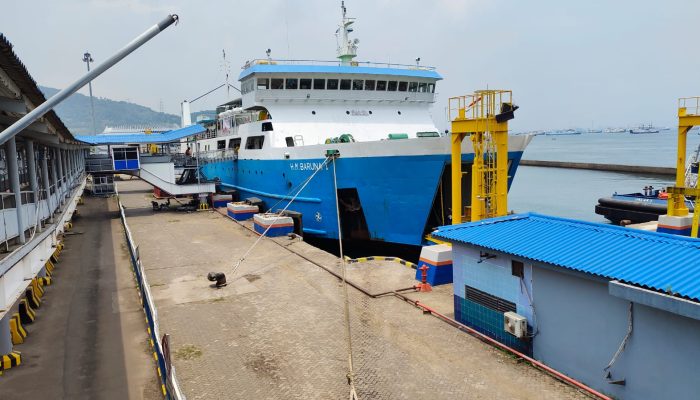 Nanti Malam Tiket Penyeberangan di Merak Resmi Naik? Cek Faktanya…