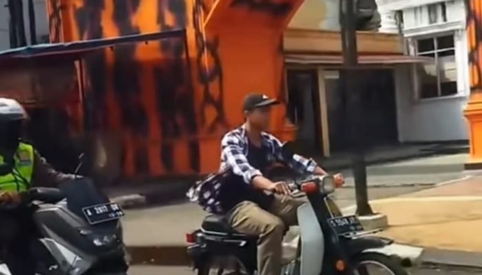 Viral! Pengemudi Motor Tua Tampak Santai saat Dikejar Polisi