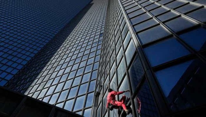 Beraksi Lagi, ‘Spiderman’ Asal Perancis Panjat Gedung 48 Lantai di Usia 60 Tahun