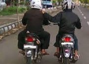 Suka Ngobrol Di Jalan Saat Naik Motor, Awas Bisa Kena Denda.