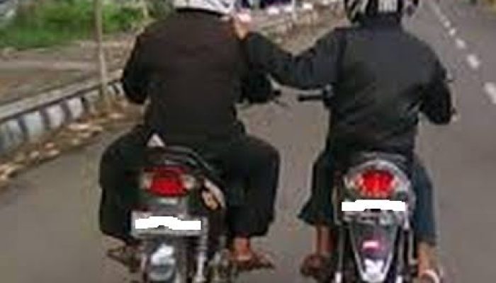 Suka Ngobrol Di Jalan Saat Naik Motor, Awas Bisa Kena Denda.