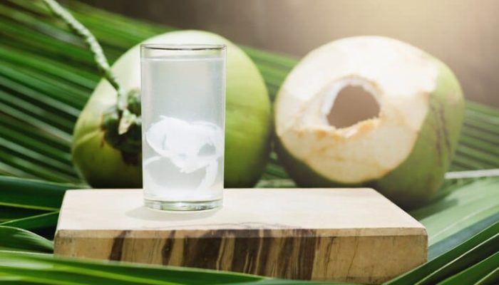 Selain Cegah Dehidrasi, 6 Manfaat Konsumsi Air Kelapa untuk Kesehatan. Nomor 2 Paling Dicari