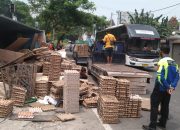 Diduga Sopir Mengantuk, Truk Muatan Telur Terguling di Merak