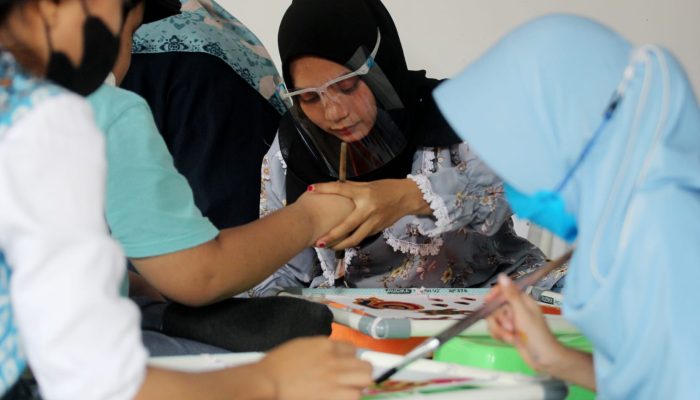 Foto: Sekolah Khusus Ka Seto Kenalkan Anak Batik Kembang Mayang