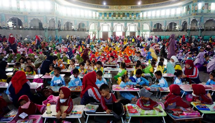 Foto: Lomba Mewarnai Anak TK Penuhi Masjid Al Azhom