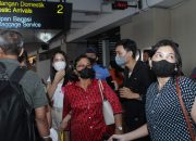 Foto: Rombongan Keluarga Brigadir J Tiba di Bandara Soetta