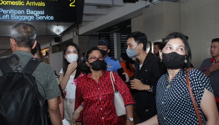 Foto: Rombongan Keluarga Brigadir J Tiba di Bandara Soetta