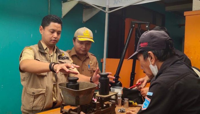 Lindungi Konsumen dari Pedagang Nakal, Disperindag Cilegon Tera Ulang Timbangan
