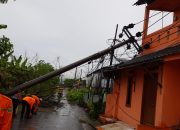 Dihantam Cuaca Buruk, Tiang Listrik Tegangan Tinggi di Cilegon Roboh dan Menimpa Rumah