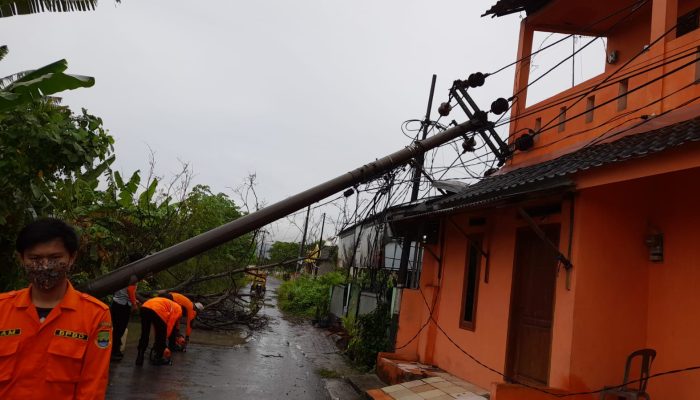 Dihantam Cuaca Buruk, Tiang Listrik Tegangan Tinggi di Cilegon Roboh dan Menimpa Rumah