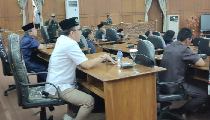 Kepala OPD Tidak Hadir di Paripurna. Anggota DPRD ‘Ngegas’ Sentil Wali Kota Cilegon. Tapi Microphone Mati, Ada Apa?