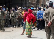 Foto: Pemerintah Tertibkan Bangunan Liar di Tepi Kali Songsit
