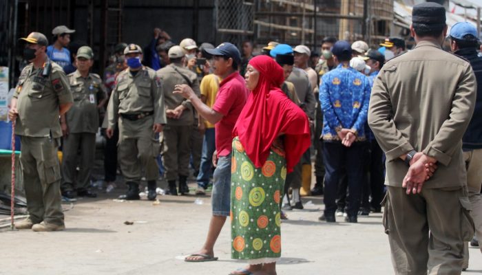 Foto: Pemerintah Tertibkan Bangunan Liar di Tepi Kali Songsit