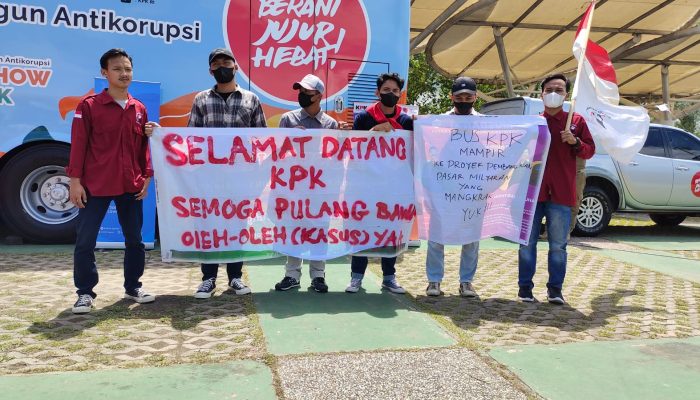 Saat Acara Roadshow KPK ke Cilegon, Mahasiswa Bentangkan Spanduk. Minta KPK Bawa Oleh-Oleh Kasus