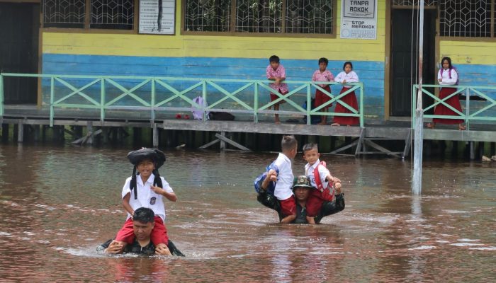 Aksi Heroik Anggota TNI Gendong Pelajar Sebrangi Banjir Di Palangka Raya