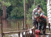 Petugas Evakuasi Nenek 75 Tahun di Wilayah Terisolir Saat Banjir