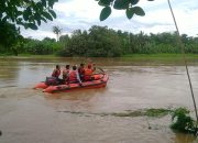 Cari Kayu Saat Arus Sungai Ciujung Deras, Salah Seorang Dikabarkan Hanyut