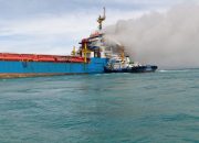 Kapal Barang Terbakar di Pelabuhan KBS/KIP. Manajemen Klaim Aktivitas Bongkar Muat di Pelabuhan Tidak Terganggu