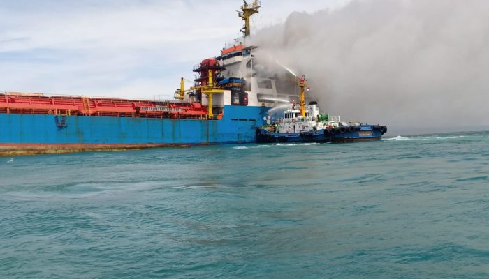 Kapal Barang Terbakar di Pelabuhan KBS/KIP. Manajemen Klaim Aktivitas Bongkar Muat di Pelabuhan Tidak Terganggu