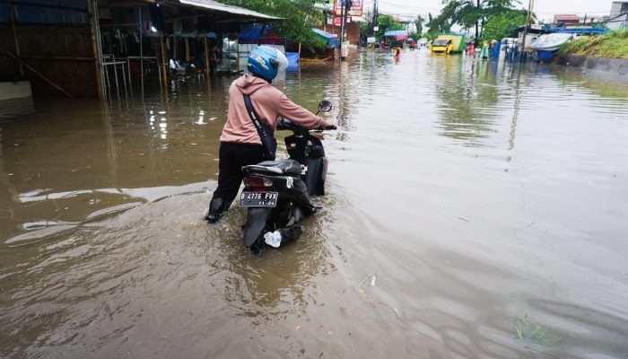 Foto: Banjir Genangi Ruas Jalan Kota Tangerang