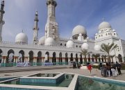 Masjid Raya Sheikh Zayed, Hadiah Presiden Uni Emirat Arab untuk Jokowi